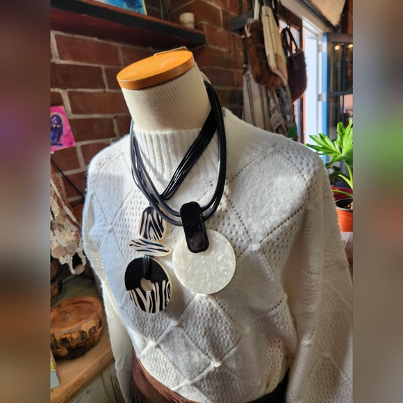 Reversible Black and White Statement Necklace - Picture 15 of 16